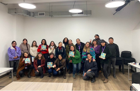 Grupo de personas posando con su diploma de capacitación