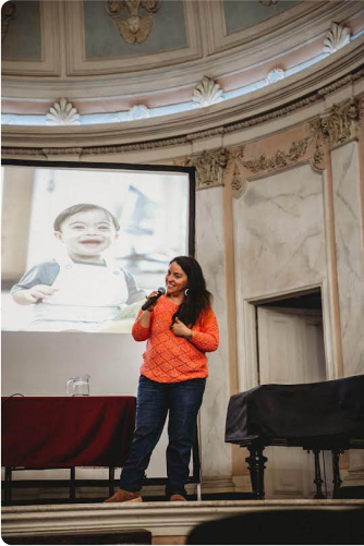 Carmen Amancay dando una charla