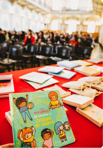 Mesa con libros de Carmen Amancay