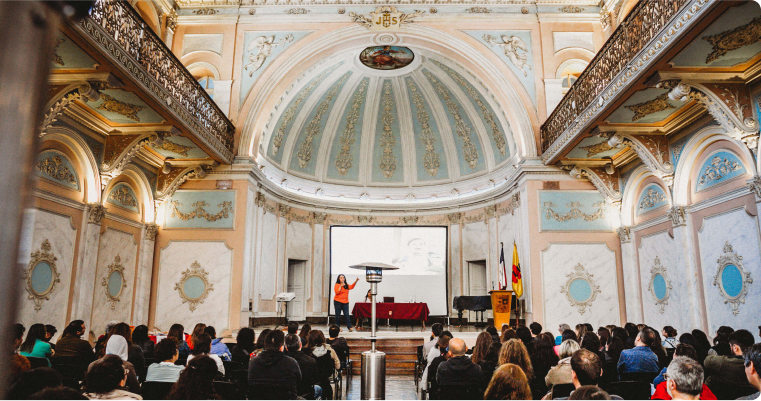 Personas de espalda escuchando una charla