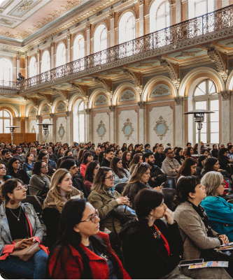 Publico escuchando una charla