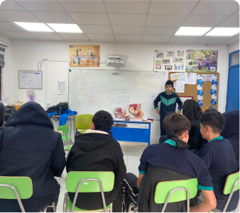 Alumnos sentados escuchando un taller
