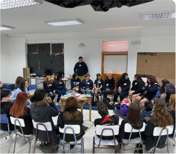 Alumnos en círculo tomando un taller