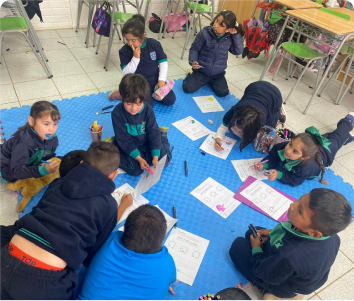Niños dibujando en el piso dibujando